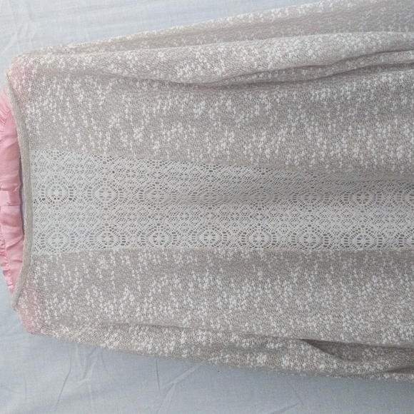 Pretty lace-back light sweater - Picture 3 of 4